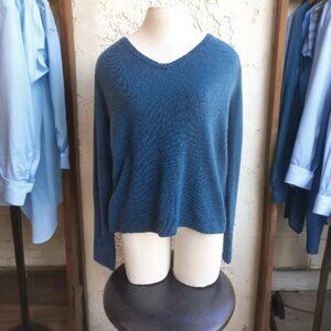 Line the Label women's sweater medium blue 100% cashmere v-neck VGC